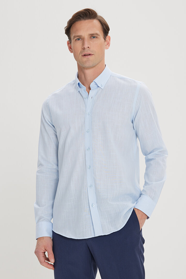 Tailored Slim Fit Dar Kesim Düğmeli Yaka Keten Görünümlü %100 Pamuk Flamlı Açık Mavi Gömlek -1