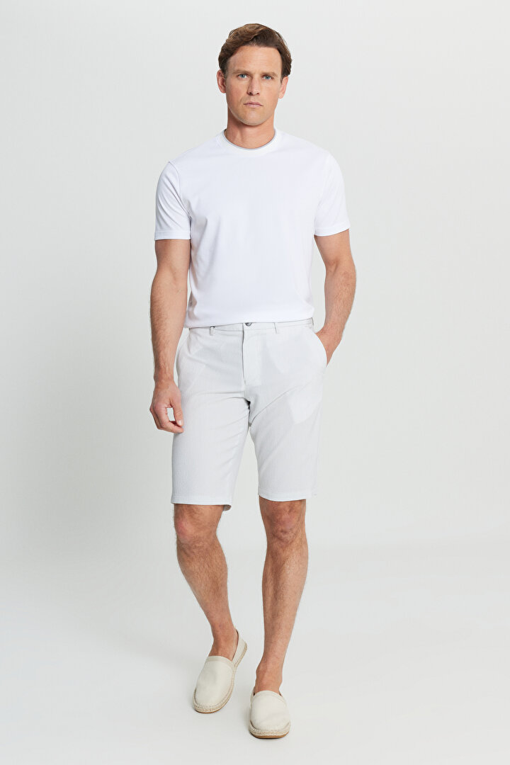 Slim Fit Dar Kesim Beli Bağlamalı Gofre Desenli Yan Cepli Gri-Beyaz Şort -1
