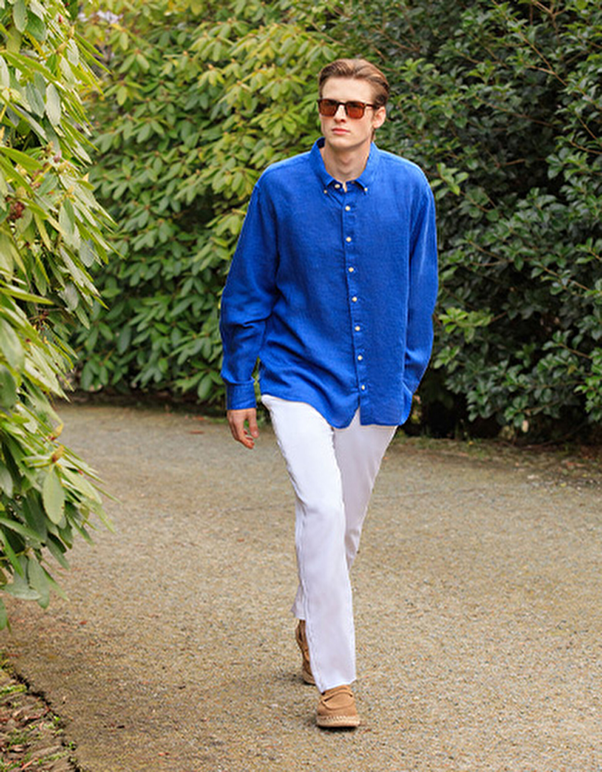 Yeşillikler İçerisinde Mavi Keten Gömlekli Model Görseli 