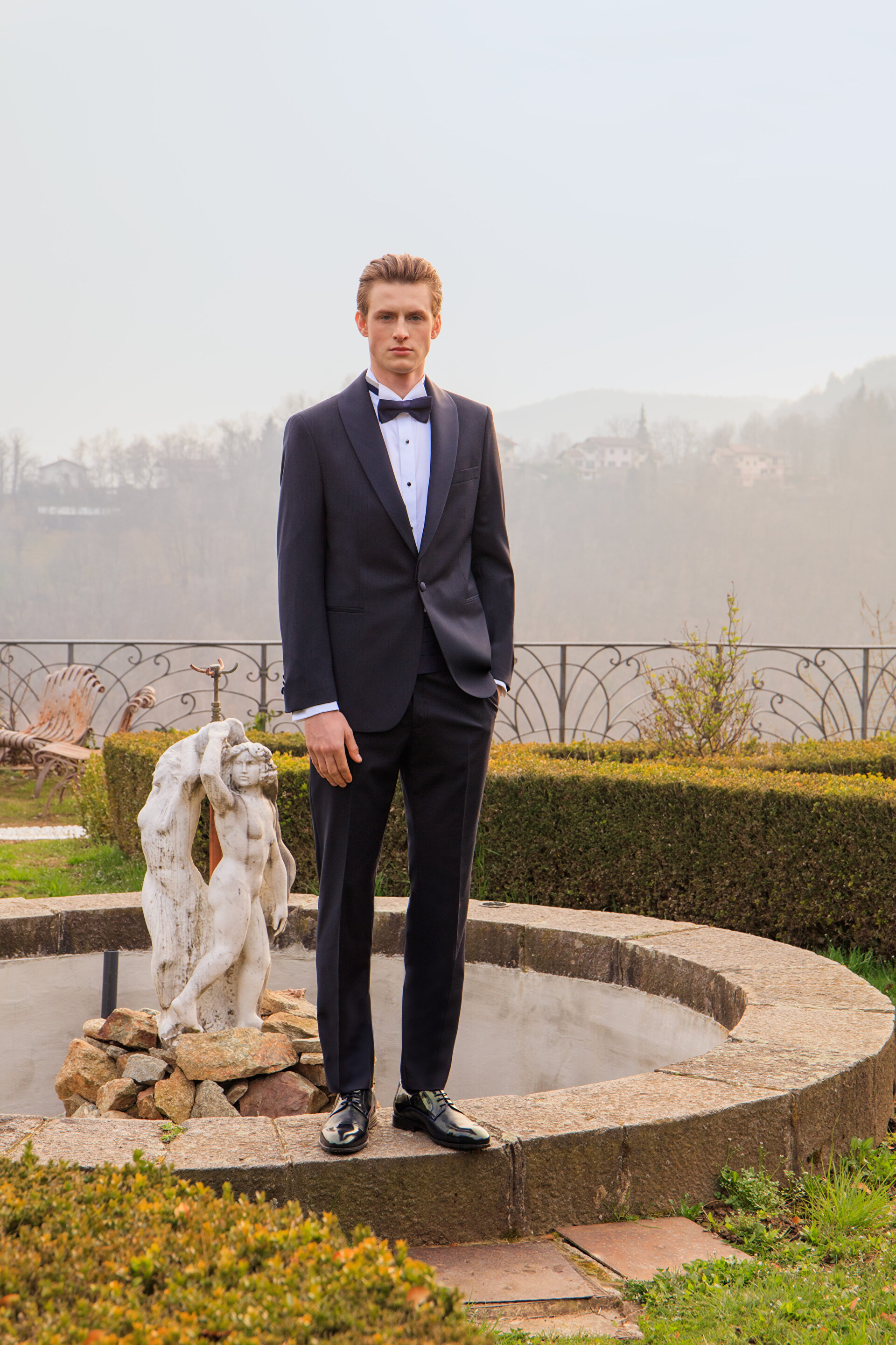 Manzarada Poz Veren Smokinli Damat Görseli