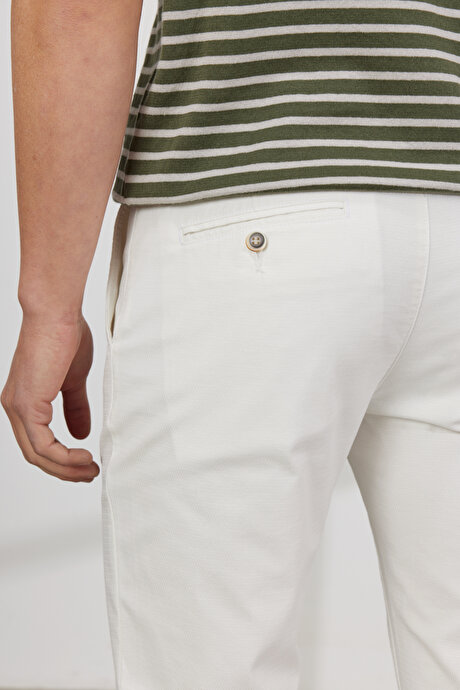 Slim Fit Dar Kesim Yan Cepli Esnek Armürlü Beyaz Chino Pantolon resmi