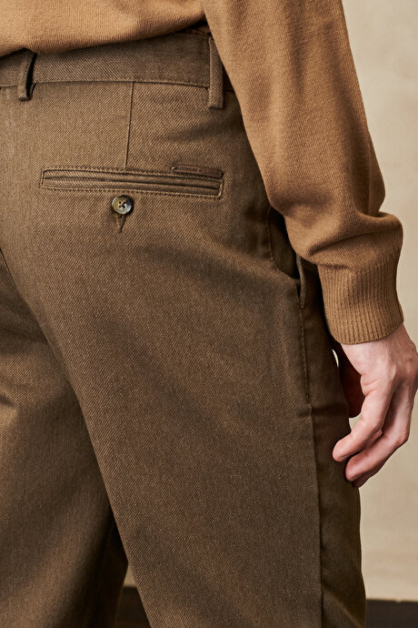 Comfort Fit Rahat Kesim Diyagonal Desenli Esnek Açık Kahve Pantolon resmi
