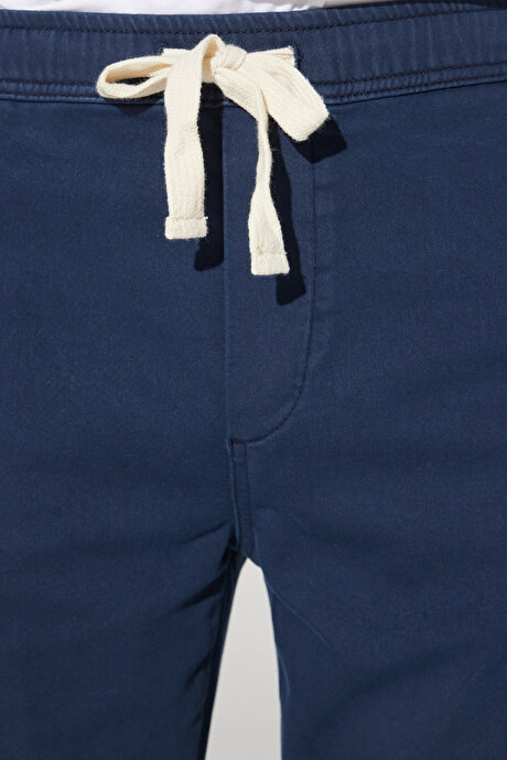 Slim Fit Dar Kesim Yan Cepli Pamuklu Beli Bağlamalı Lacivert Pantolon resmi