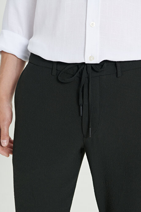 Slim Fit Dar Kesim Gofre Desenli Esnek Beli Bağlamalı Siyah Pantolon resmi