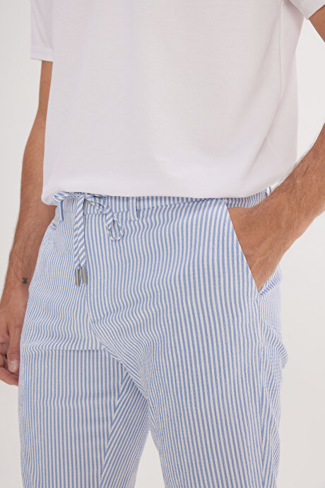 Slim Fit Dar Kesim Yan Cepli Gofre Desenli Beyaz-Mavi Şort resmi
