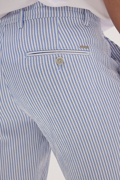 Slim Fit Dar Kesim Yan Cepli Gofre Desenli Beyaz-Mavi Şort resmi