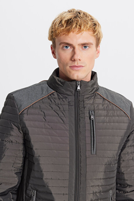 Standart Fit Normal Kesim Dik Yaka Desenli Haki Mont resmi