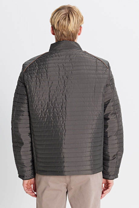 Standart Fit Normal Kesim Dik Yaka Desenli Haki Mont resmi