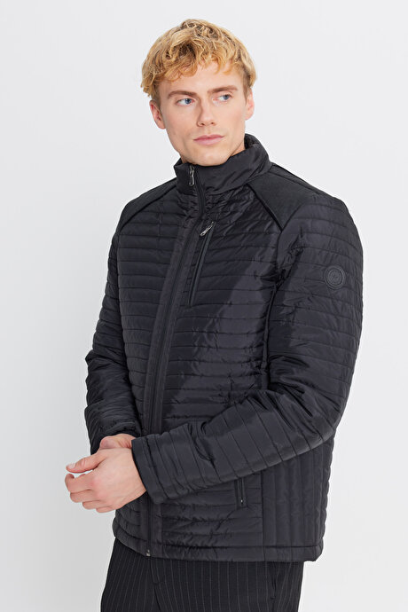 Standart Fit Normal Kesim Dik Yaka Desenli Siyah Mont resmi