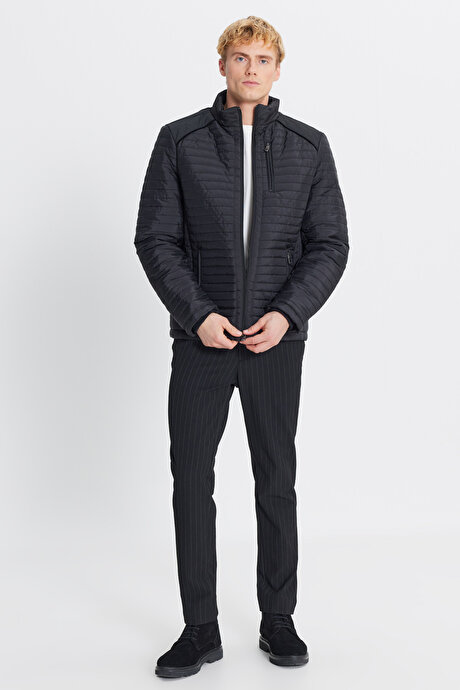 Standart Fit Normal Kesim Dik Yaka Desenli Siyah Mont resmi