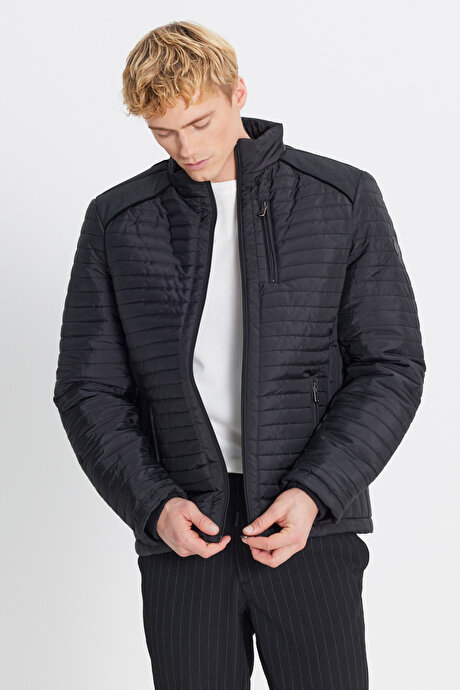 Standart Fit Normal Kesim Dik Yaka Desenli Siyah Mont resmi