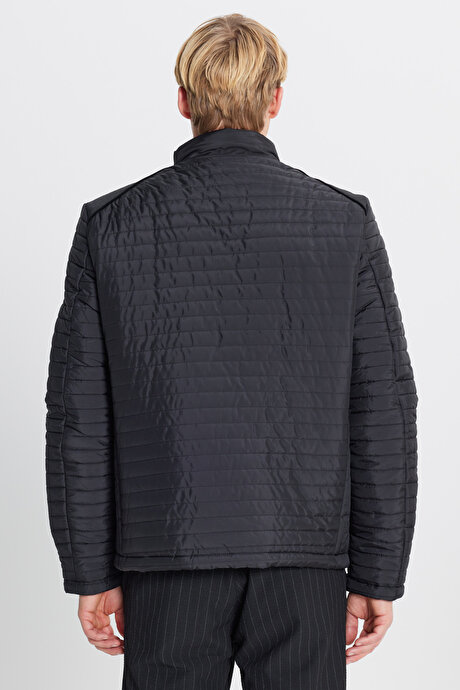 Standart Fit Normal Kesim Dik Yaka Desenli Siyah Mont resmi