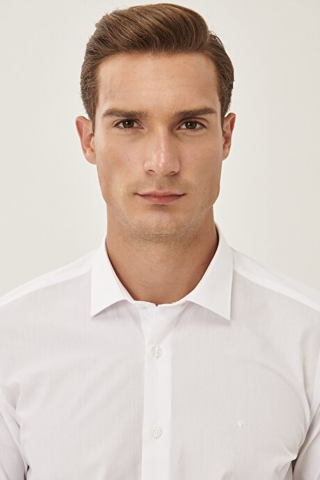 Slim Fit Dar Kesim Klasik Yaka Uzun Kollu Beyaz Gömlek resmi