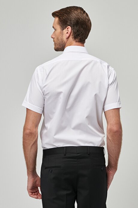 Kolay Ütülenebilir Comfort Fit Geniş Kesim Klasik Yaka Kısa Kollu Beyaz Gömlek resmi