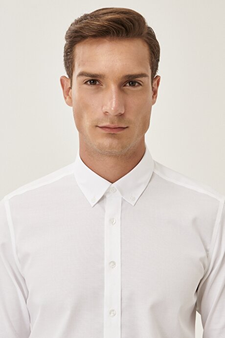 Slim Fit Dar Kesim Düğmeli Yaka Ütü Gerektirmeyen Non-Iron Beyaz Gömlek resmi
