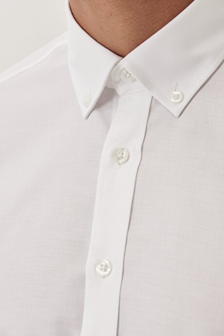 Slim Fit Dar Kesim Düğmeli Yaka Ütü Gerektirmeyen Non-Iron Beyaz Gömlek resmi
