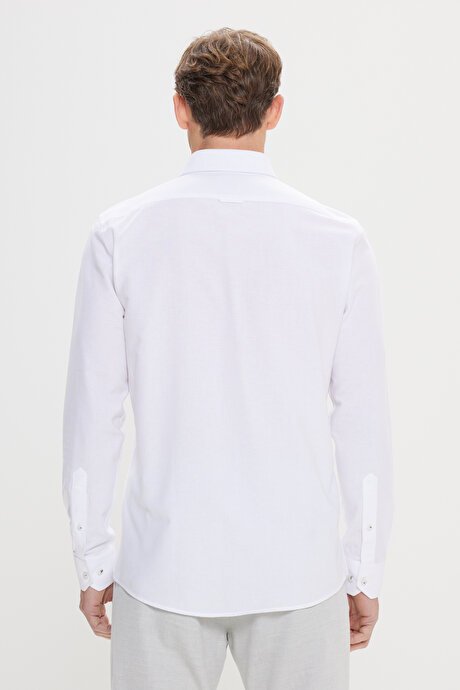 Slim Fit Dar Kesim Düğmeli Yaka Pamuklu Oxford Beyaz Gömlek resmi