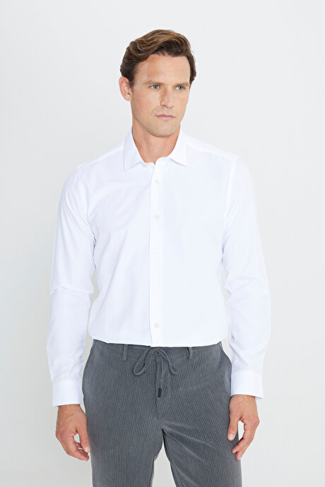 Kolay Ütülenebilir Slim Fit Dar Kesim Klasik Yaka Pamuklu Beyaz Gömlek resmi