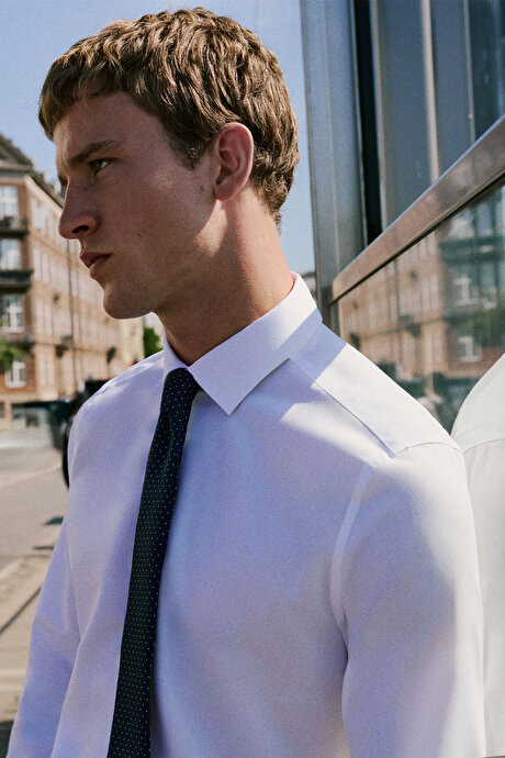 Kolay Ütülenebilir Slim Fit Dar Kesim Klasik Yaka Pamuklu Beyaz Gömlek resmi