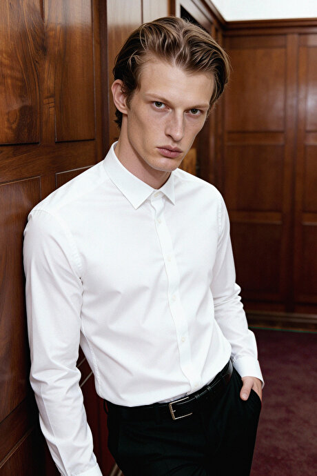 Kolay Ütülenebilir Slim Fit Dar Kesim Klasik Yaka Pamuklu Beyaz Gömlek resmi