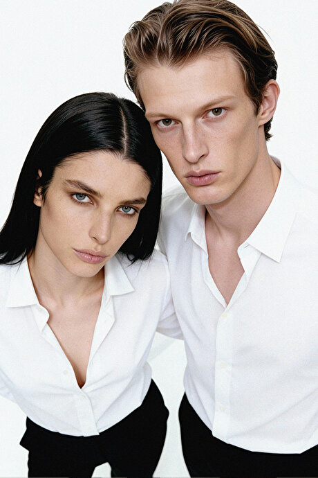 Kolay Ütülenebilir Slim Fit Dar Kesim Klasik Yaka Pamuklu Beyaz Gömlek resmi