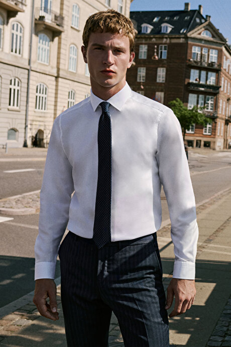 Kolay Ütülenebilir Slim Fit Dar Kesim Klasik Yaka Pamuklu Beyaz Gömlek resmi