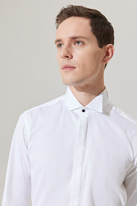 Kırışmaz Kumaşlı Slim Fit Dar Kesim %100 Pamuk Siyah Detaylı Ata Yaka Beyaz Gömlek resmi