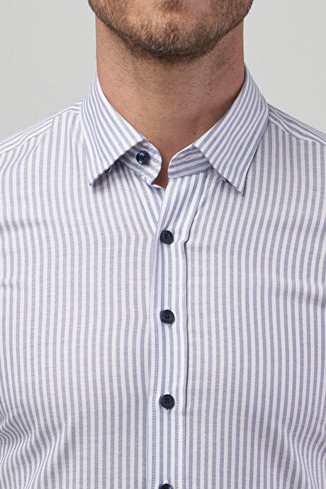 Slim Fit Dar Kesim Düğmeli Yaka %100 Pamuk Çizgili Lacivert-Beyaz Gömlek resmi