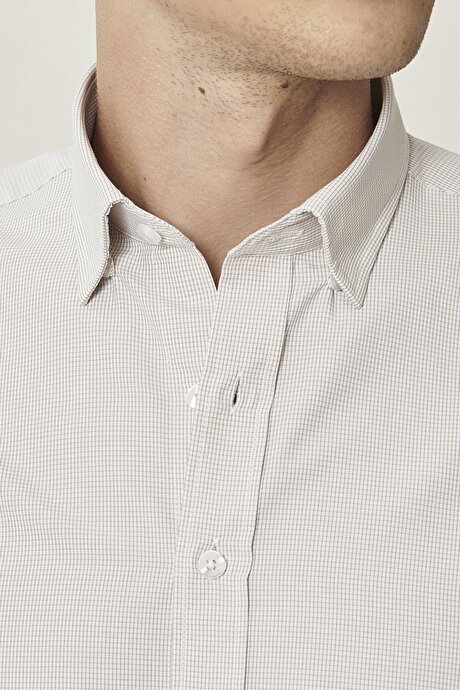 Slim Fit Dar Kesim Düğmeli Yaka Pötikareli Beyaz-Bej Gömlek resmi