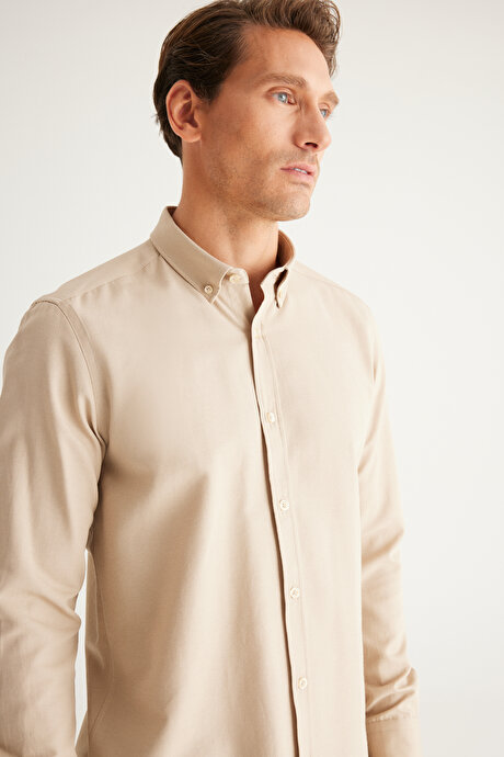 Düğmeli Yaka Kolay Ütülenebilir Pamuklu Slim Fit Dar Kesim Oxford Bej Gömlek resmi