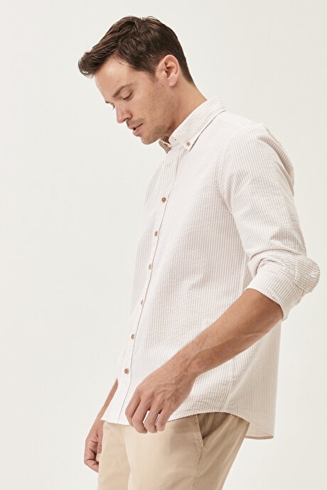 Slim Fit Dar Kesim %100 Pamuk Düğmeli Yaka Beyaz-Bej Gömlek resmi
