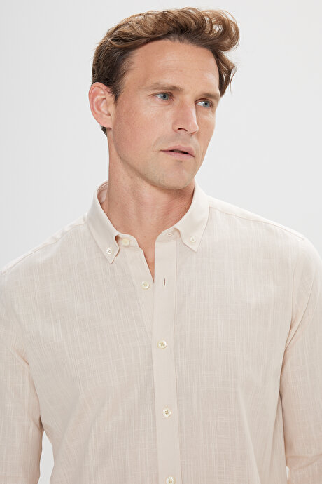 Tailored Slim Fit Dar Kesim Düğmeli Yaka Keten Görünümlü %100 Pamuk Flamlı Bej Gömlek resmi