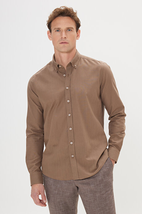 Tailored Slim Fit Dar Kesim Düğmeli Yaka Keten Görünümlü %100 Pamuk Flamlı Kahverengi Gömlek resmi