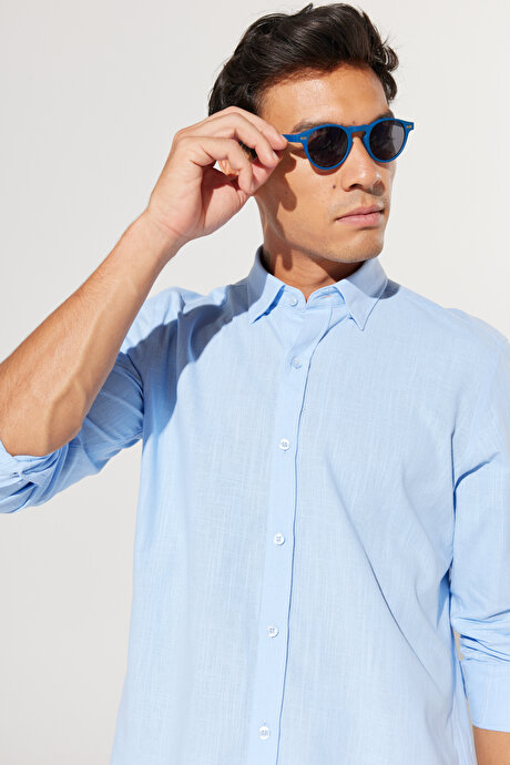 Tailored Slim Fit Dar Kesim Düğmeli Yaka Keten Görünümlü %100 Pamuk Flamlı Mavi Gömlek resmi