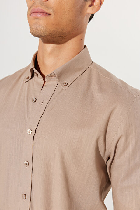 Tailored Slim Fit Dar Kesim Oxford Düğmeli Yaka Keten Görünümlü %100 Pamuk Flamlı Vizon Gömlek resmi