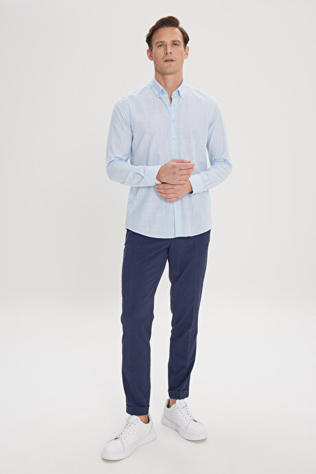 Tailored Slim Fit Dar Kesim Dügmeli Yaka Keten Görünümlü %100 Pamuk Flamli Açik Mavi Gömlek resmi