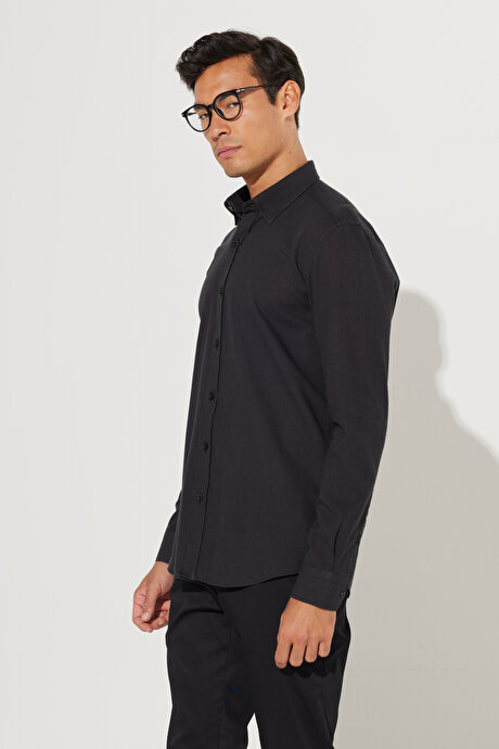 Slim Fit Dar Kesim Oxford Düğmeli Yaka Keten Görünümlü %100 Pamuk Flamlı Siyah Gömlek resmi