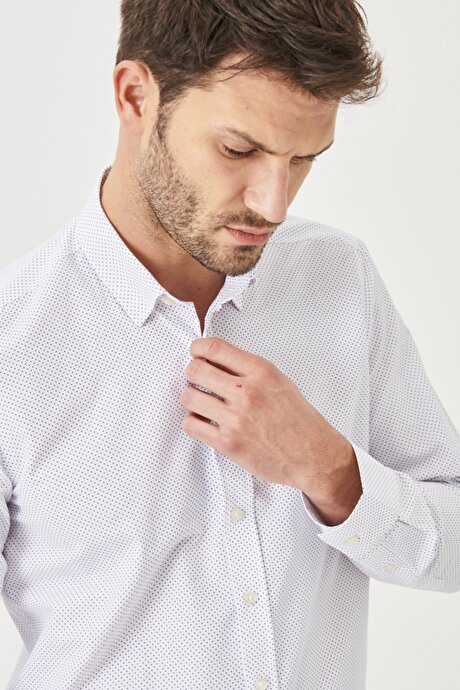 Slim Fit Dar Kesim Düğmeli Yaka Baskılı Beyaz-Siyah Gömlek resmi