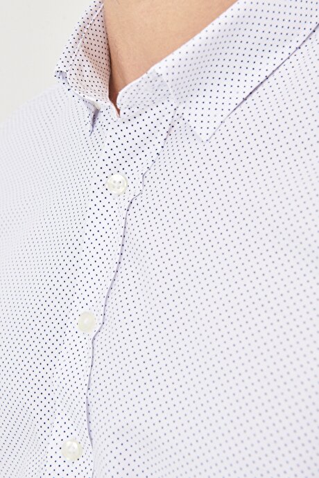 Slim Fit Dar Kesim Düğmeli Yaka Baskılı Beyaz-Siyah Gömlek resmi