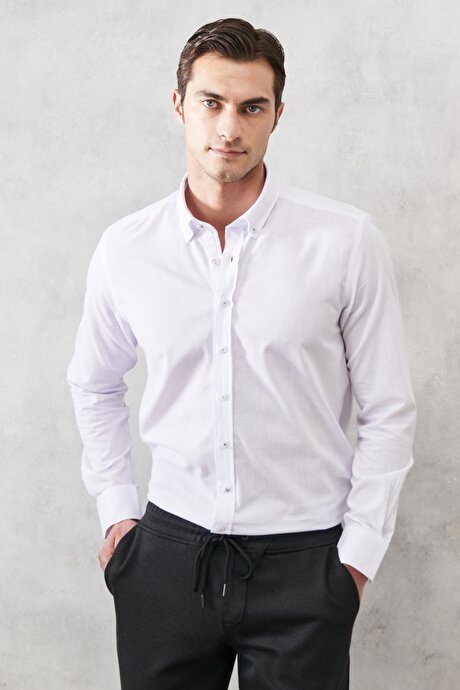 Slim Fit Dar Kesim Düğmeli Yaka %100 Pamuk Flamlı Uzun Kollu Beyaz Gömlek resmi