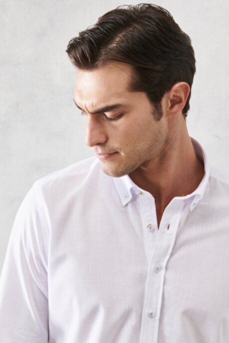 Slim Fit Dar Kesim Düğmeli Yaka %100 Pamuk Flamlı Uzun Kollu Beyaz Gömlek resmi
