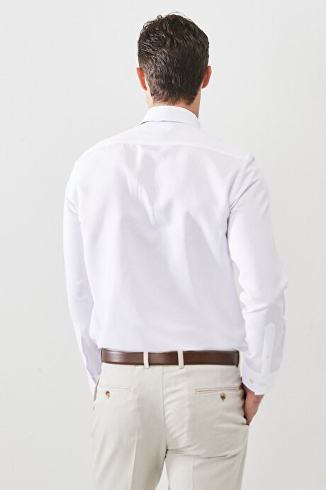 Slim Fit Dar Kesim Düğmeli Yaka Armürlü Uzun Kollu Beyaz Gömlek resmi