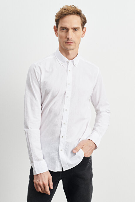 Slim Fit Dar Kesim Düğmeli Yaka %100 Pamuk Desenli Uzun Kollu Beyaz Gömlek resmi