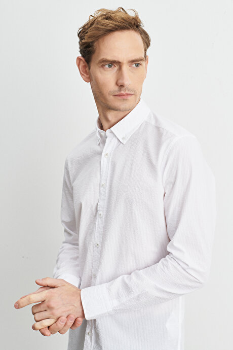 Slim Fit Dar Kesim Düğmeli Yaka %100 Pamuk Desenli Uzun Kollu Beyaz Gömlek resmi