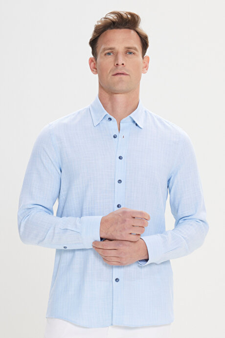 Slim Fit Dar Kesim Gizli Düğmeli Yaka Keten Görünümlü %100 Pamuk Flamlı Açık Mavi Gömlek resmi