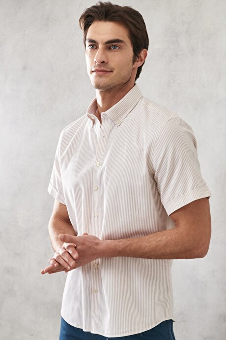 Slim Fit Dar Kesim Düğmeli Yaka Çizgili Kısa Kollu Beyaz-Bej Gömlek resmi