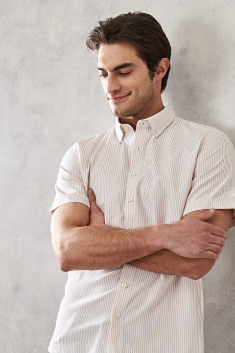 Slim Fit Dar Kesim Düğmeli Yaka Çizgili Kısa Kollu Beyaz-Bej Gömlek resmi