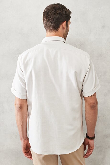 Comfort Fit Rahat Kesim Düğmeli Yaka Kısa Kollu Armürlü Gömlek Beyaz-Bej Gömlek resmi