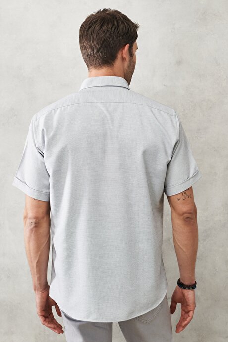 Comfort Fit Rahat Kesim Düğmeli Yaka Kısa Kollu Armürlü Gömlek Beyaz-Siyah Gömlek resmi