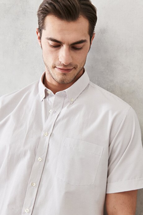 Comfort Fit Rahat Kesim Düğmeli Yaka Kareli Beyaz-Bej Gömlek resmi
